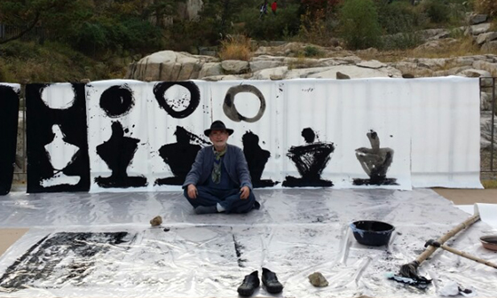 지난 1일 오후 서울 인왕산 수성계곡에서 커다란 붓으로 수묵화를 그린 후 앉아 명상을 하고 있는 베르너 사세 교수이다. 
