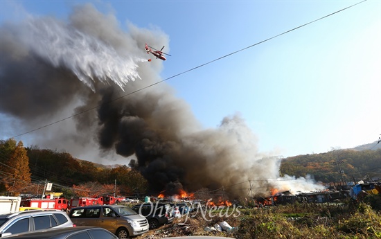 9일 오후 서울 강남구 구룡마을 7-B지역에서 화재가 발생해 소방관들이 화재를 진압하고 있다. 고물상에서 시작된 것으로 추정 된 화재는 주변 15개동으로 번지고 진압 되었다.
