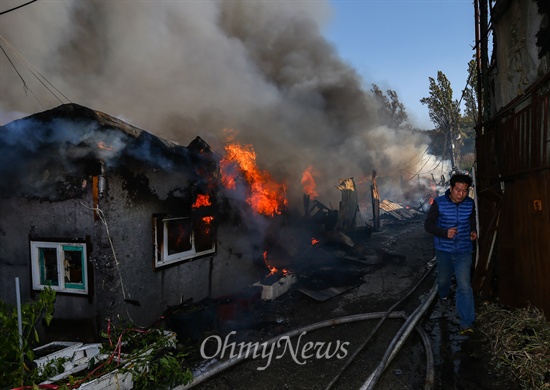 9일 오후 서울 강남구 구룡마을 7-B지역에서 화재가 발생해 주민들이 대피하고 있다.