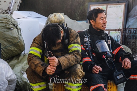 화재 진압에 지친 소방관들  9일 오후 서울 강남구 구룡마을 7-B지역에서 화재가 발생해 화재진압을 마친 소방관들이 힘들어 하고 있다.