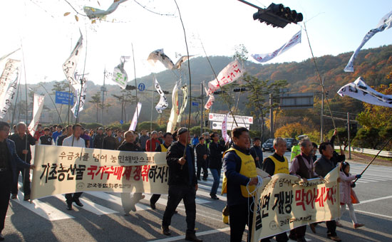 쌀 전면개방반대를 요구하는 전국농민회 회원들이 우금치를 출발하여 시내를 걷고 있다. 
