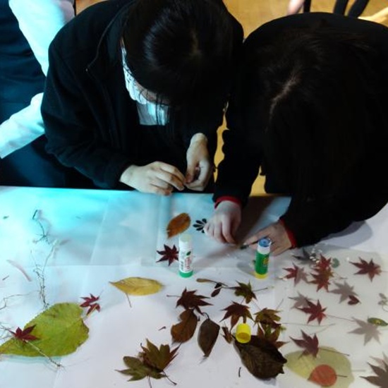    낙엽과 꽃잎으로 책갈피를 만드는 여고학생들에요.