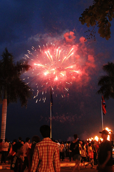 축제 마지막 날 피날레를 장식하는 불꽃놀이가 국왕과 수만명 관중이 지켜보는 가운데 왕궁앞 밤하늘을 화려하게 수놓고 있는 모습.