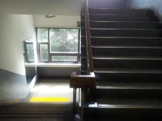 엘리베이터가 없는 이 건물에서 장애인은 계단이라는 벽과 마주해야 한다. 엘리베이터 설치가 안 된 한국외대 사회과학관의 계단이다.