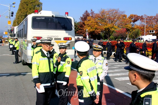  전국농민회총연맹 부산경남연맹을 비롯한 농민단체들이 10일 오전 경남도청 정문 앞에서 "쌀시장 전면 개방 저지" 등을 내걸고 나락 적재 투쟁을 벌이려고 하자 경찰과 경남도청 청원경비들이 차벽을 설치했다. 이런 속에 경남도청 정문 앞까지 온 차량들이 되돌아가기도 했다.