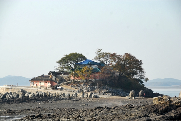 삼사순례 첫 방문지인 충남 서산시 긴월암. 수능일믈 며칠 앞두고 사람들로 북적였다