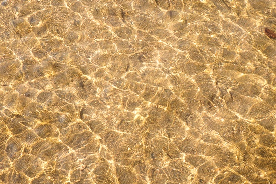 물고기가 다 보일 정도로 맑은 강물이 흘러가고 있는 내성천에 햇살과 물결과 금모래가 환상적인 무늬를 만들고 있다
