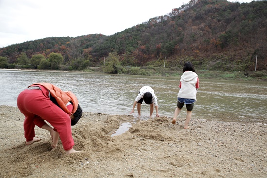 금모래강 내성천은 그대로 아이들의 멋진 놀이터다.