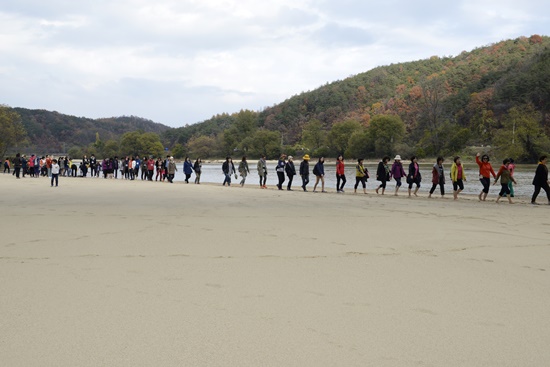 대구경북, 부산경남, 울산의 시민들이 모여 내성천을 걷고 있다. 신발을 벗고 모래강 내성천을 온몸으로 체험하고 있다. 