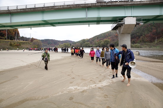 대구경북, 부산경남, 울산 시민들이 모두 함께 내성천을 걷고 있다. 
