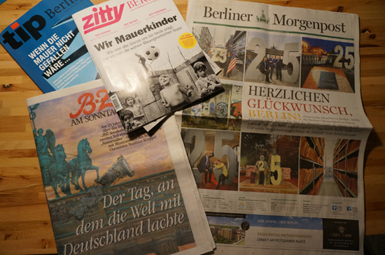 신문 판매원은 평소보다 신문들이 많이 팔렸다고 했다. 사진은 '베를린 장벽이 무너진 날'에 대한 특집 기사를 실은 독일 언론들의 모습. 