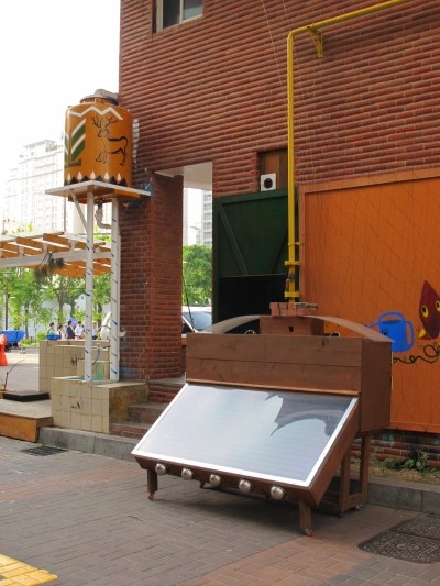 하자센터 내 설치된 빗물저장소(왼쪽)와 햇빛온풍기(오른쪽).