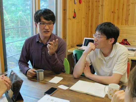 서울 영등포구 하자센터에서 만난 핸즈의 이재열 대표(왼쪽)와 정해원씨(오른쪽). "적정기술은 운동이자 철학"이라고 설명했다.
