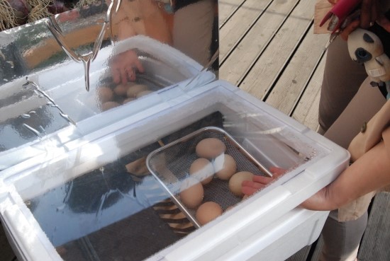 하자센터에 설치된 햇빛건조기. 상자 안에 손을 넣어보니 달걀이 익을 정도로 온도가 높은 것을 알 수 있었다.