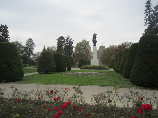 1차세계대전 당시 프랑스의 도움을 많이 받은 세르비아가 고마움의 표시로 프랑스식 정원을 만들고 기념비를 세웠다.