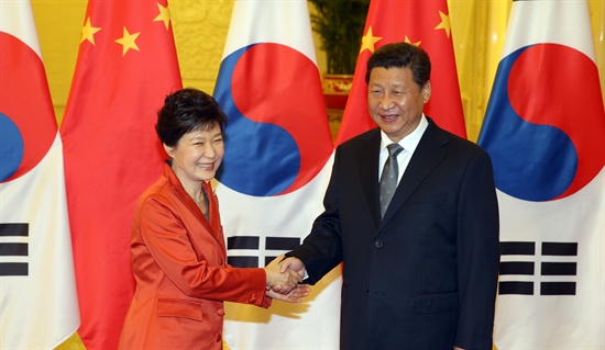 박근혜 대통령과 시진핑 중국 국가주석이 10일 오전 베이징 인민대회당에서 열린 한-중 정상회담에서 밝은 표정으로 악수하고 있다.