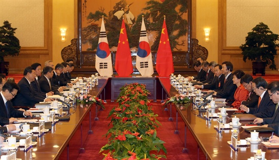 박근혜 대통령과 시진핑 중국 국가주석이 10일 오전 베이징 인민대회당에서 한-중 정상회담을 하고 있다.