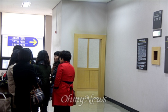 11일 오전 창원지방법원에서는 '김해 여고생 살해사건'의 10대 여성피고인들에 대한 선고 공판이 열렸는데, 선고 뒤 여성단체 회원들이 법정 입구에 모여 이야기를 나누고 있다.