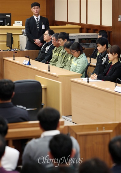 고개숙인 세월호 선원들 11일 오후 광주지방법원에서 세월호 선원 15명에 대한 선고공판이 열려 이준석 선장 등 선원들이 피고인석에 앉아 고개를 숙인채 재판을 기다리고 있다.