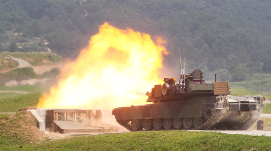 지난 2011년 9월 1일, 한미연합 화력시범에서 미2사단의 M1A2 전차가 불꽃을 내뿜고 있는 모습이다.