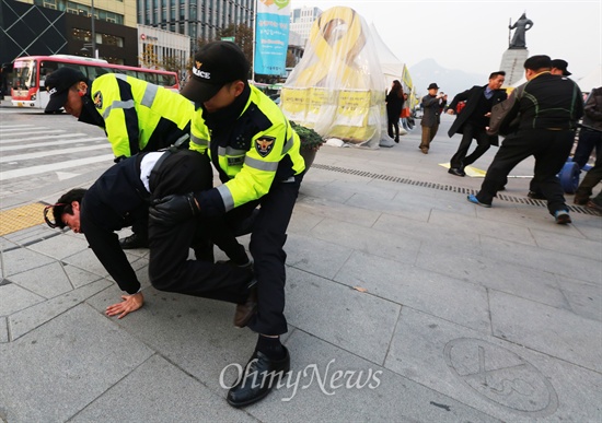 세월호참사 진상규명 서명대에 접근한 보수단체 회원들 경찰이 제압하고 있다.
