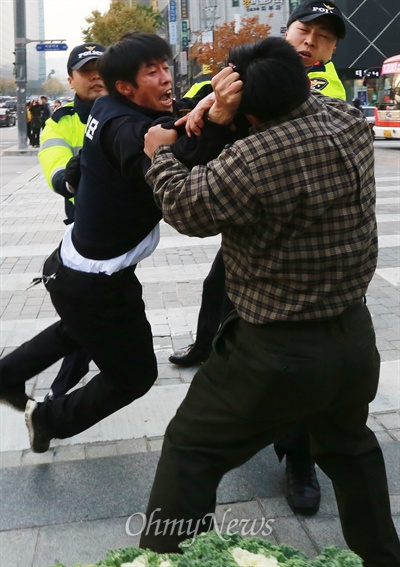 세월호 진상규명 농성장에 난입했던 한 보수단체 회원이 항의하는 시민과 몸싸움을 벌이고 있다.