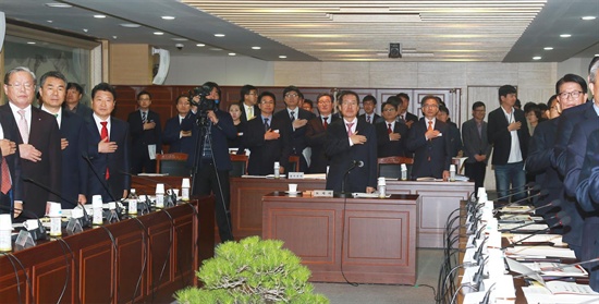  홍준표 경남지사는 11일 오후 경남도청에서 안상수 창원시장, 이창희 진주시장 등이 참석한 가운데 시장군수 정책간담회를 열었다.