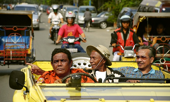  영화 <액트 오브 킬링>의 한 장면. 1965년 인도네시아 군부정권의 주도하에 벌어졌던 대학살의 주범 '안와르 콩고(사진 속 가운데)'는 오늘날 국민영웅으로 추앙받으며 살고있다.