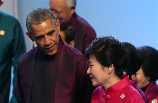 APEC 정상회의에 참석중인 박근혜 대통령이 지난 2014년 11월 10일 오후 갈라만찬이 열리는 중국 베이징 워터큐브에서 기념촬영을 마친 뒤 오바마 미국 대통령과 대화하고 있다.