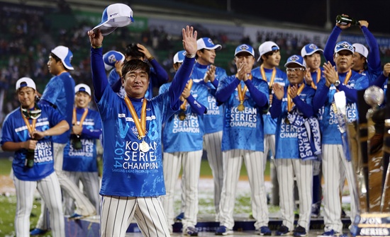  11일 오후 서울 잠실야구장에서 열린 프로야구 한국시리즈 6차전 넥센 히어로즈 대 삼성 라이온즈 경기. 한국시리즈 우승을 차지한 류중일 감독이 인사하고 있다.