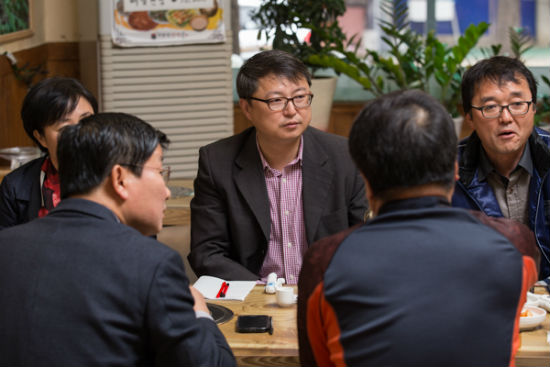 8일 토요일 오후 전해철 국회의원을 만난 안산시민들이 세월호 특별법에 대해 질의하고 있다.