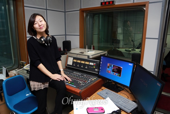 CBS 라디오 <김현정의 뉴스쇼> 앵커 자리에서 하차한 김현정 PD는 매일 낮 12시부터 오후 2시까지 방송되는 가요전문 프로그램 FM 93.9 <김필원의 12시에 만납시다> 연출을 맡게 됐다.