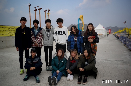  금산 간디학교 학생과 교사 12명이 3박 4일 일정의 사회체험학습 ‘빛길 발자취를 따라서’ 첫날인 11일 진도에 도착해 세월호 실종자 가족 등을 만난 후 이튿날 팽목항을 찾았다. 