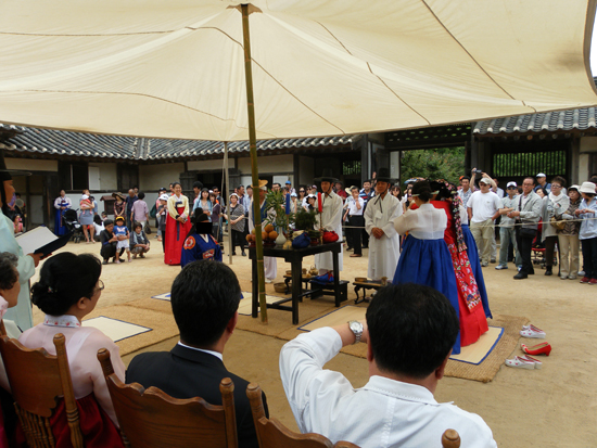 경기도 용인시 한국민속촌에서 실제로 거행된 전통 결혼식. 신랑의 얼굴을 가리기 위해 포토샵으로 얼굴을 지웠다.