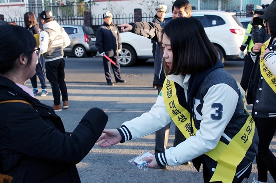 경남은행 대학생 홍보대사 60여명은 13일 오전 창원 한일전산여고와 경일고, 울산 중앙고와 학성여고, 진주 삼현여고, 김해 삼방고, 부산 중앙여고와 경남공고 등에서 수험생들한테 따뜻한 음료와 핫팩, 간식 등을 나눠주며 사기를 북돋아주었다.