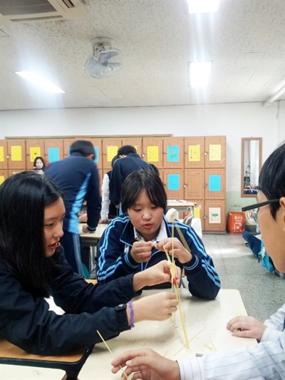  윤중 엄마쌤의 앙트십 수업에 참여하고 있는 아이들