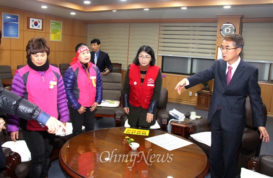  경남학교비정규직연대회의가 오는 20일 총파업을 예고한 가운데, 박종훈 경남도교육감과 경남학교비정규직연대회의 지도부는 14일 오후 6시경 교육감 집무실에서 면담을 가졌다.