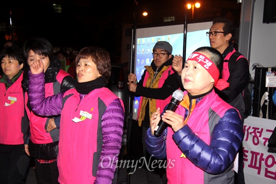  전국학교비정규직노동조합 경남지부는 14일 저녁 경남도청 정문 앞에서 1000여명의 조합원들이 모인 가운데 "비정규직 차별 철폐, 2014 임단협-총파업 투쟁 승리, 총파업 2차 경고 조합원 총력결의대회"를 열었다. 사진은 황경순 지부장이 대회사를 하는 모습.