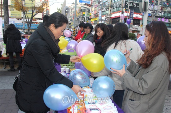 창원시 아동여성인권연대, 경남여성회 부설 여성인권상담소는 14일 저녁 창원 상남동 분수광장에서 2011년 11월 1일 새벽 창원의 한 모텔에서 성구매 남성에 의해 살해 당했던 피해여성을 기리는 "성구매자에 의한 피살여성 3주기 추모문화제"를 열었다. 