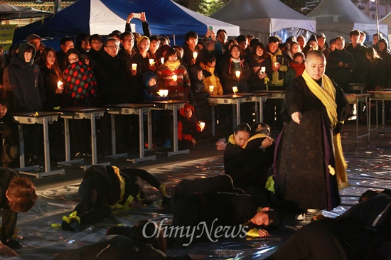 촛불 든 시민들이 둘러싼 가운데 세월호참사 희생자 추모 공연이 펼쳐지고 있다.