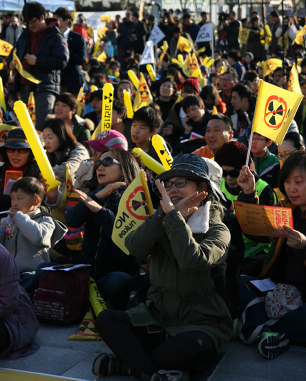 15일 부산진구 송상현광장에 모인 1000여명의 시민사회단체 참가자들이 고리1호기의 폐쇄를 촉구하는 집회를 열었다.
