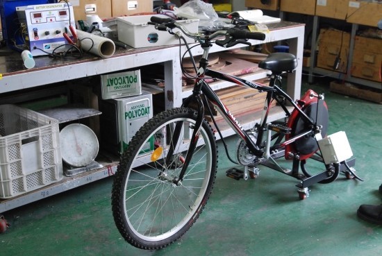 적정기술 교육사업에 쓰이는 자전거 발전기.