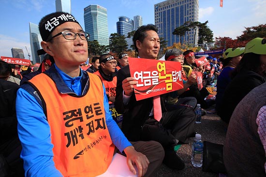 2014년 11월 1일 서울 여의도공원에서 열린 '100만 공무원·교원 총궐기 대회'에 참석 중인 이충재 위원장.

