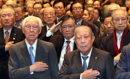2010년 4월 20일 오전 서울 중구 프레스센터에서 재향군인회 주최로 열린 '전시작전통제권 전환 및 한미연합사 해체 연기, 연내 매듭' 촉구 특별강연회에서 참석인사들이 국민의례를 하고 있다. 