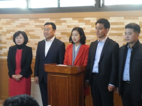 14일 광명시의회 새누리당 의원 5명이 기자회견을 갖고 정용연 의원 사퇴를 촉구했다.