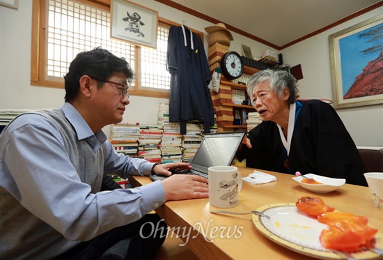  백기완 통일문제연구소 소장이 13일 오전 서울 종로구 자신의 사무실에서 <오마이뉴스>와 만나 인류 역사상 최초로 민중사상 특강을 여는 이유에 대해 설명하고 있다.