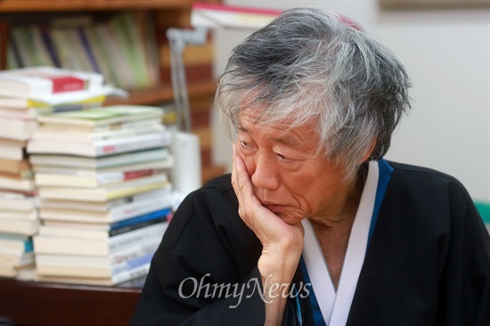  백기완 소장은 "민중 사상의 관점에서 볼 때 박근혜 정부는 몇 점이냐"는 질문에 "빵에 빵점, 즉 빵점의 제곱이다"고 점수를 매겼다.