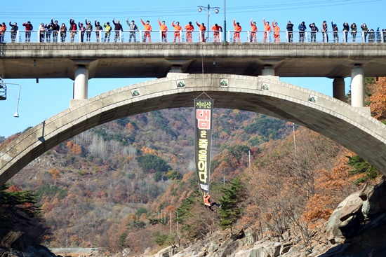  대구환경운동연합 백재호 운영위원과 '생명의 강을 위한 댐 반대 국민행동' 활동가들이 '지리산 댐은 죽음이다'라는 플래카드를 내걸고 댐반대 퍼포먼스를 벌이고 있다. 