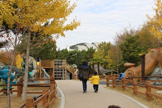 박물관 뒤쪽 공원에는 놀이터와 미로공원, 전망대등이 마련되어 있어 가족단위 방문객들에게 안성맞춤이다.