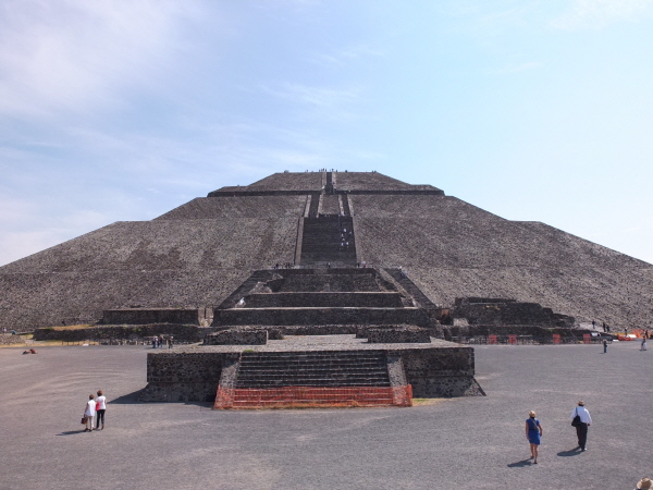 이집트 피라미드에 비하면 작은 규모지만 아메리카에서는 가장 높은 피라미드인 태양의 피라미드는 사람이 걸어서 오를 수 있다는 것만으로도 충분히 특별하다. 